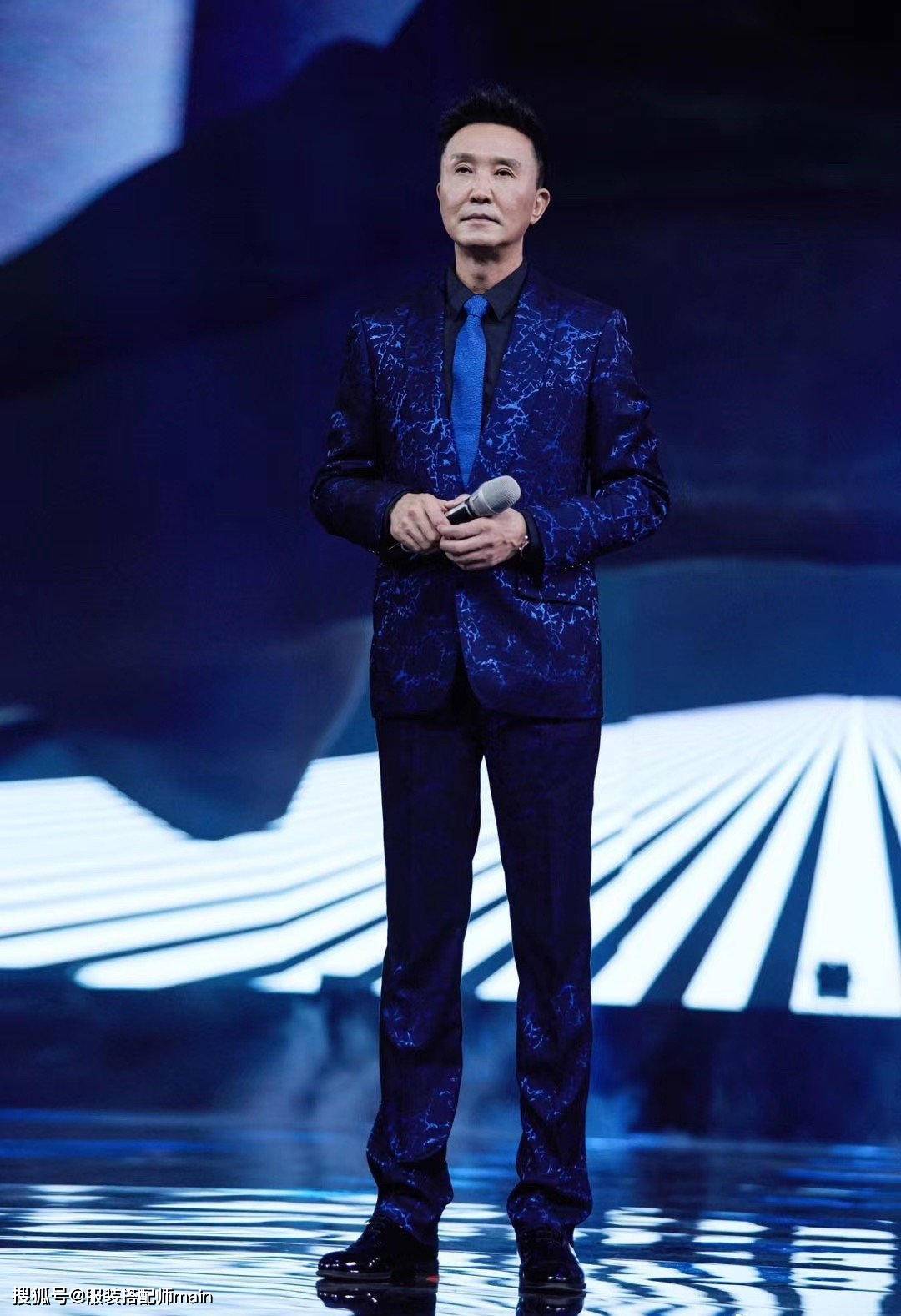 老干部|吴刚穿扎染外套走机场，57岁老干部变27岁潮小伙，显嫩不止一点点