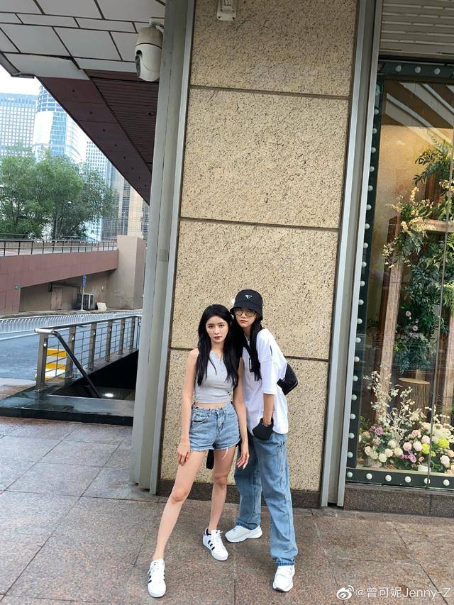蔡卓宜曾可妮罕见同框,两个女的居然又配一脸?