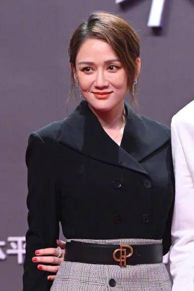 网友|高圆圆复出有点坎坷，产后1年首次亮相网友们为这生图吵翻天！