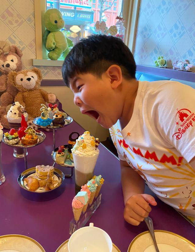 原创胡可晒7岁儿子近照，肚腩突出脸也大了几圈，网友：不再像宋仲基