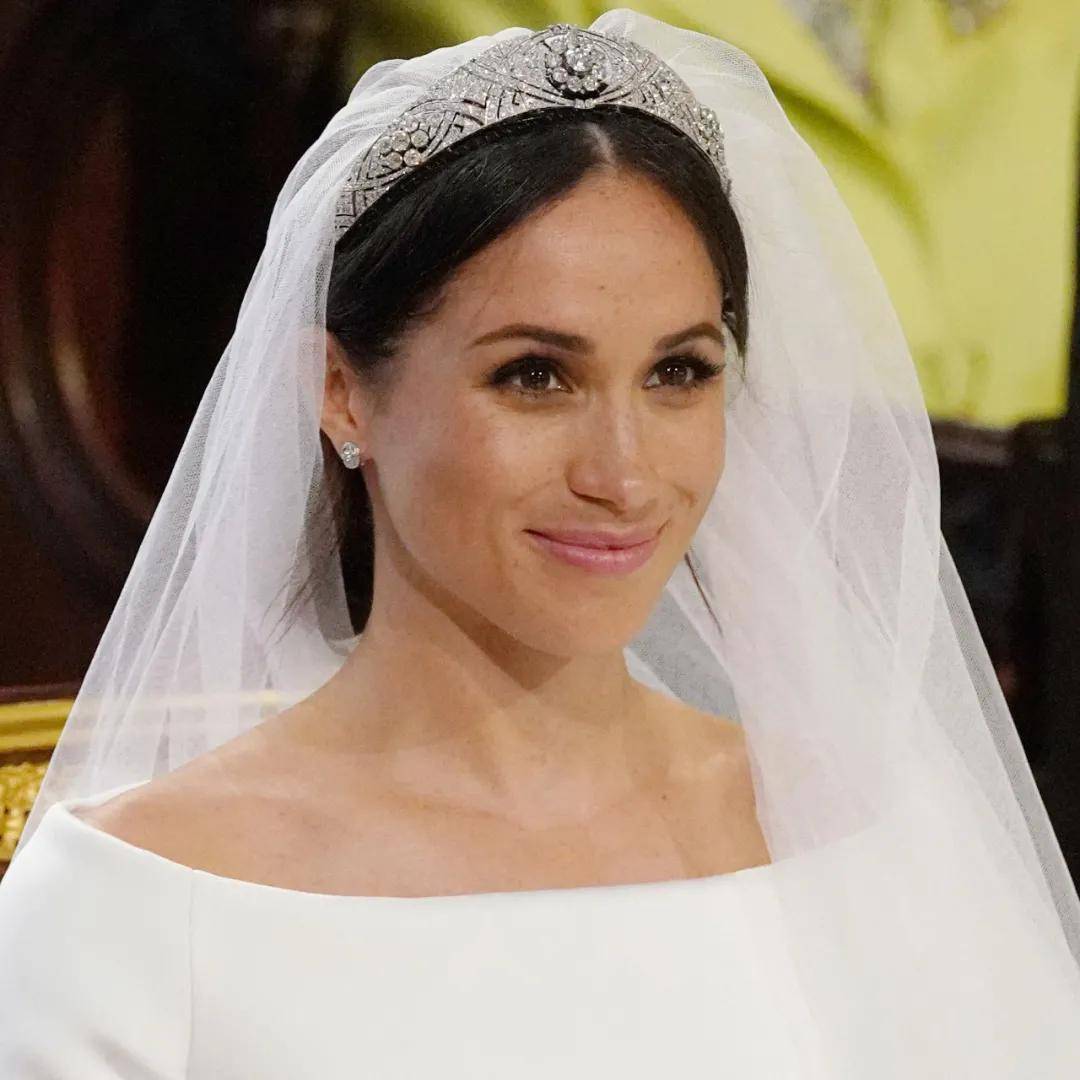 婚礼|穿二手婚纱，借奶奶王冠，甘愿做后妈，这个公主嫁得太“寒酸”？