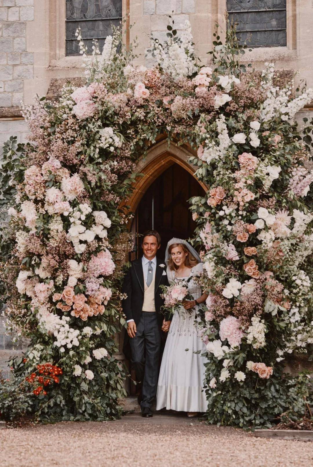 婚礼|穿二手婚纱，借奶奶王冠，甘愿做后妈，这个公主嫁得太“寒酸”？