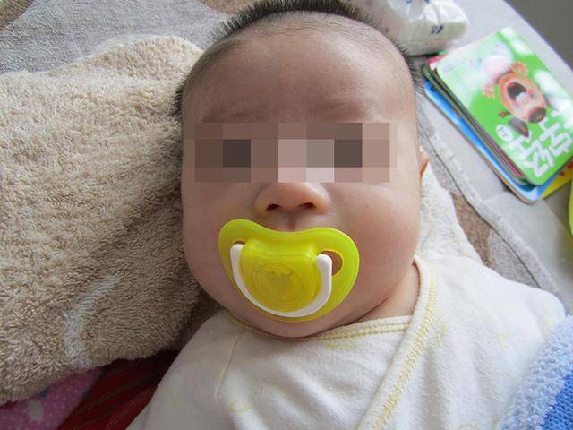 宝宝|玩具中流出“黑乎乎”的东西,宝妈:没想到这么脏给宝宝洗澡时