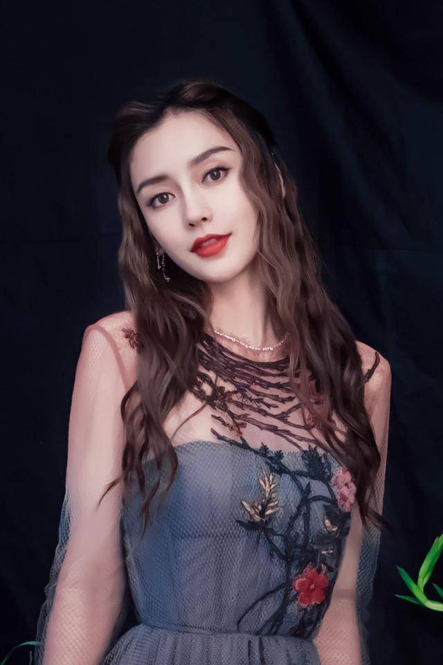 原创angelababy真是人生赢家,穿薄纱刺绣连衣裙凹造型,气质惊艳高贵