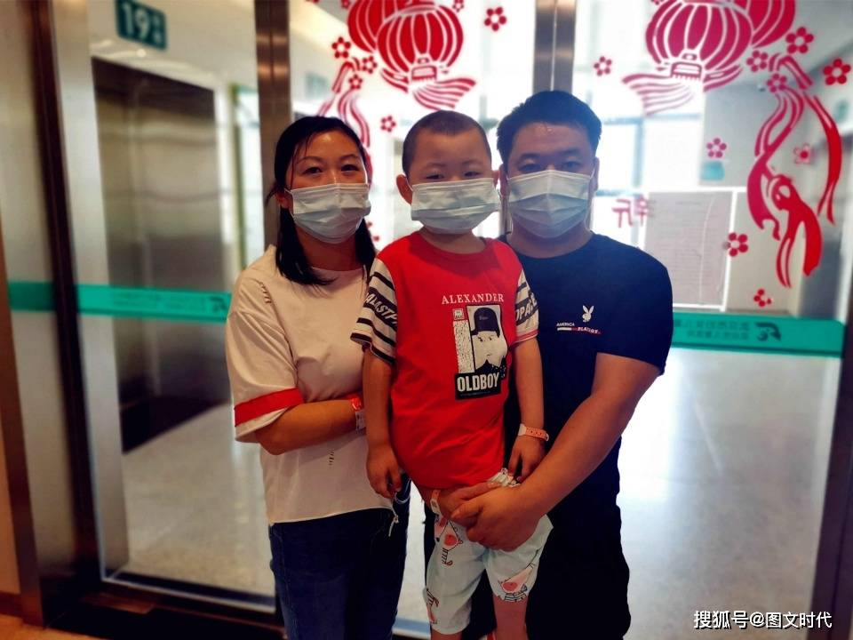 劫难|哥哥挺过来后被毁容,弟弟仍生死难料兄弟俩同在4岁遭劫难
