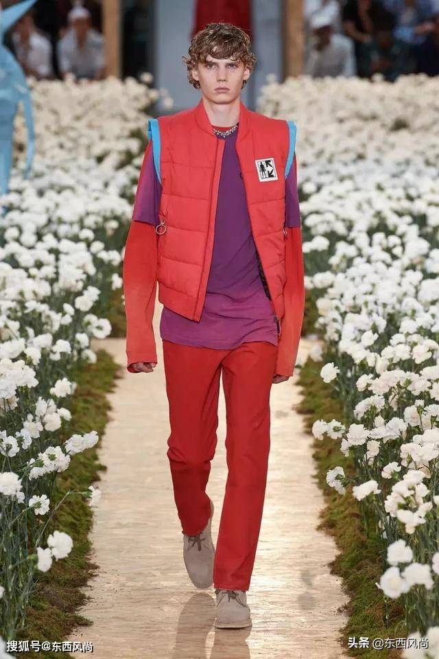 Nike|Off-White2020春夏系列，有和Nike等联乘鞋款，白色和涂鸦服装