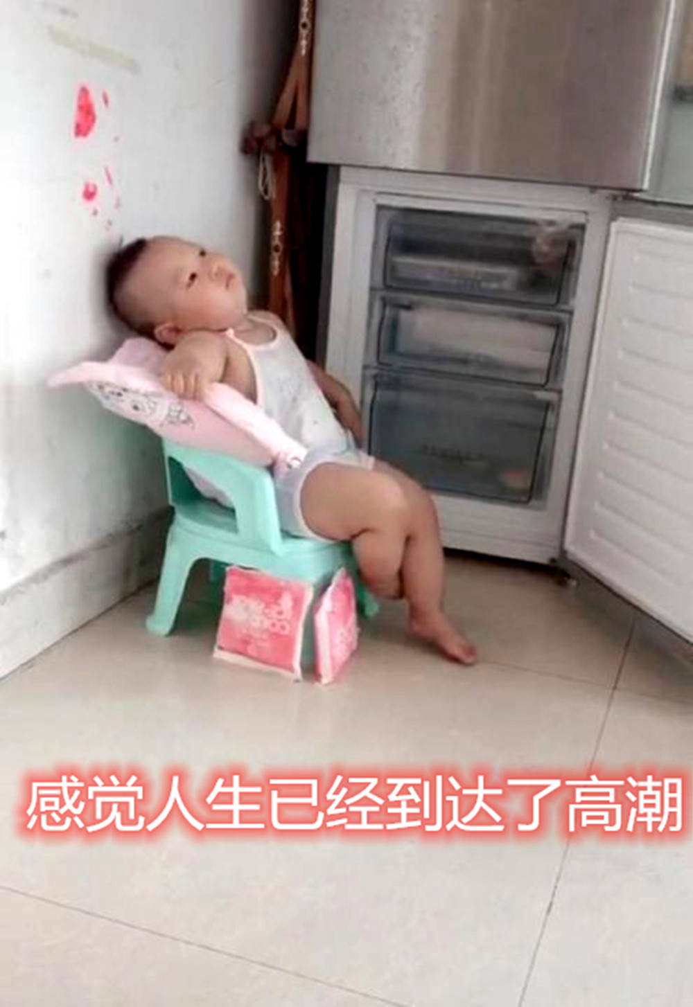 安排得|奶奶给孙子安排得明明白白，网友：神仙待遇家里停电热坏萌娃