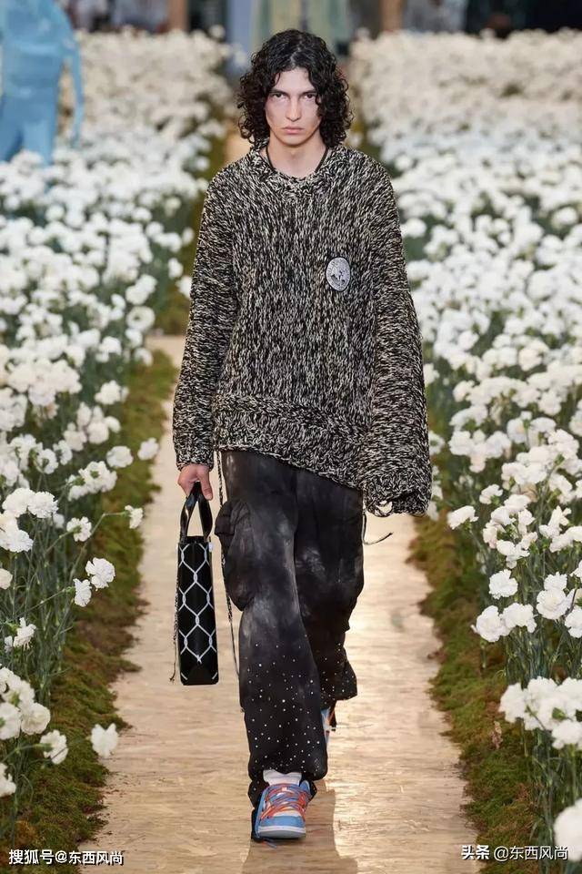 Nike|Off-White2020春夏系列，有和Nike等联乘鞋款，白色和涂鸦服装