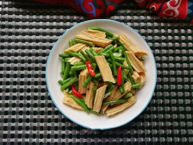 原创今日分享"排骨清汤粉丝,豆角炒腐竹,蒜泥豆角"