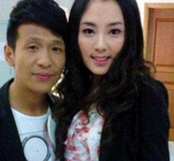 宋小宝跟原配离婚后,又找了个肤白貌美的老婆_霍晓红