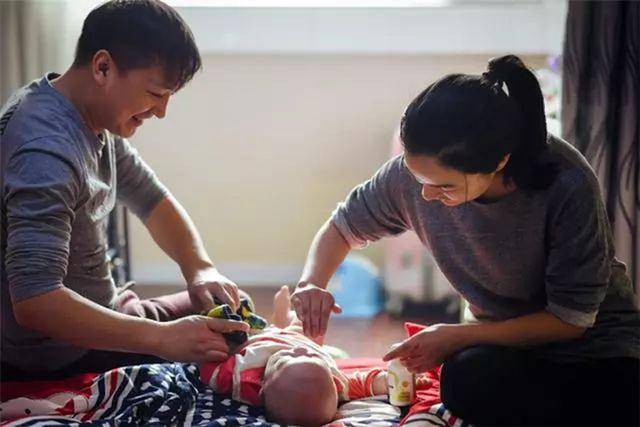 宝宝|玩具中流出“黑乎乎”的东西,宝妈:没想到这么脏给宝宝洗澡时