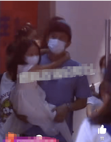 孙俪夫妇携儿女外出聚餐 邓超化身“女儿奴”