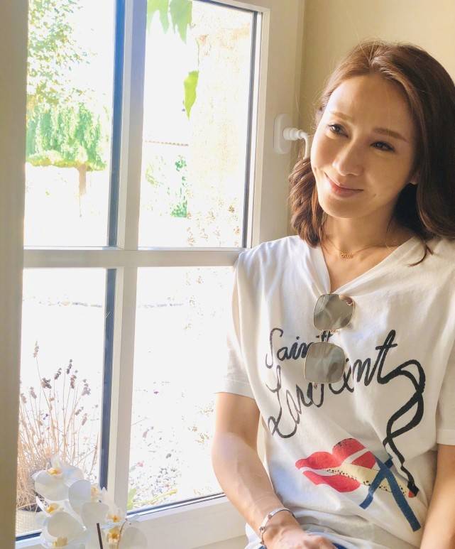 保养|50岁黎姿晒近照,虽退出娱乐圈却保养完美,完全是阔太太的姿态