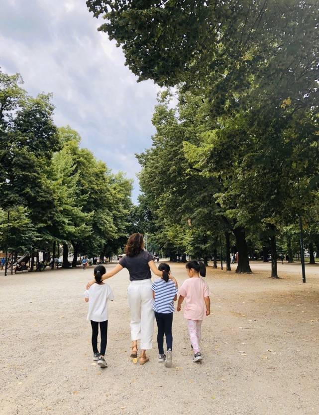 保养|50岁黎姿晒近照,虽退出娱乐圈却保养完美,完全是阔太太的姿态