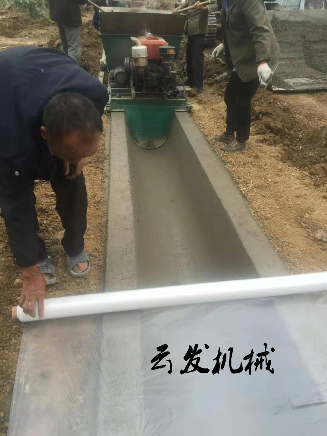 原创混凝土边沟成型机