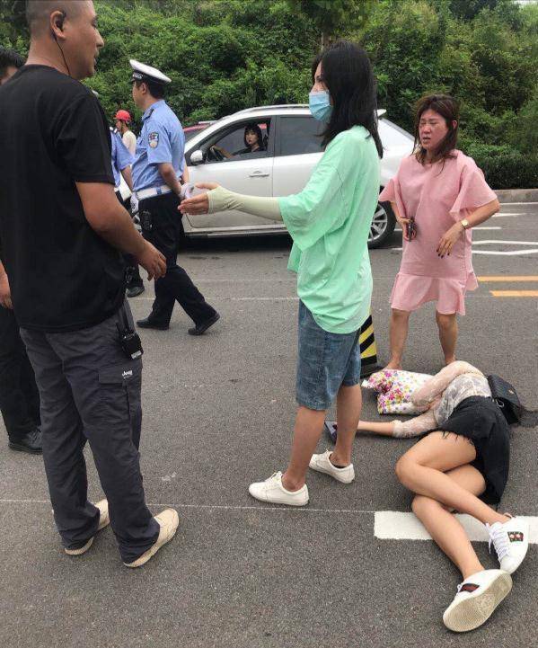 原创一保安与三名女顾客街头互殴,三名女子身手敏捷先动手:双方均受伤