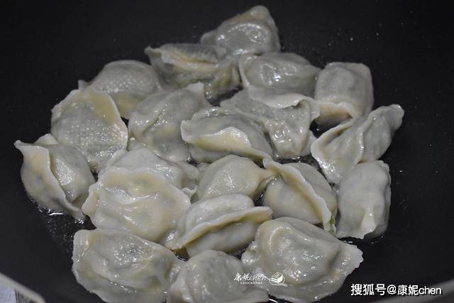 饺子可以直接放到锅里煎吗 935ed0bc40e845a49307843c18bf92ac.jpeg