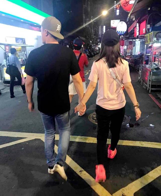 霍建华林心如与餐厅工作人员合影 女方娇羞捂脸