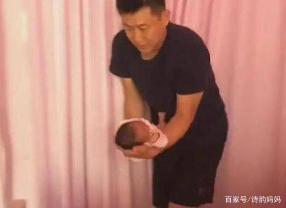 “新晋奶爸”抱娃走红，刚到手就急着还给护士，宝宝：我烫手啊！