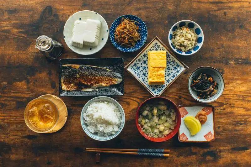 日本摄影师分享：如何将便利店速食品拍出高级美食感！