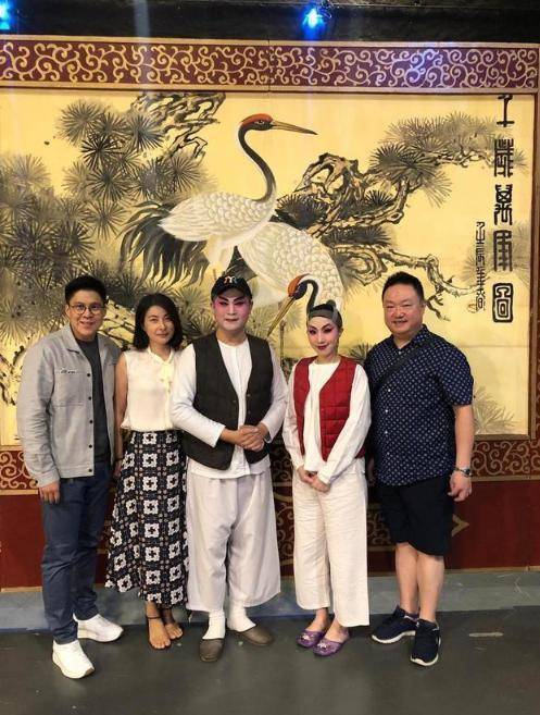 霍启刚学粤剧暴露发福身材，后悔没带郭晶晶来