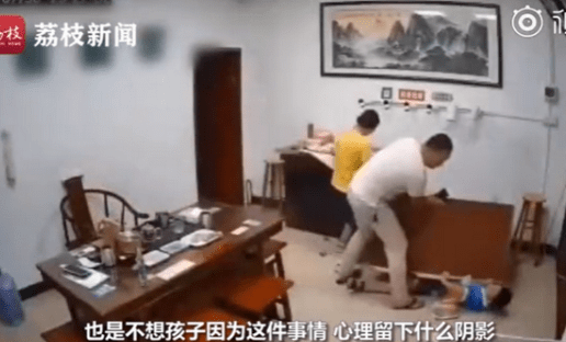 店主回应熊孩子尬舞扯翻一桌翡翠：损失了十几万，没责备男孩