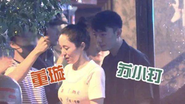 董璇好友聚会!和多名男性亲密合照,离婚后容光焕发更开放