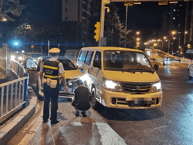 两车夜间擦挂，民警巡逻发现妥善处置