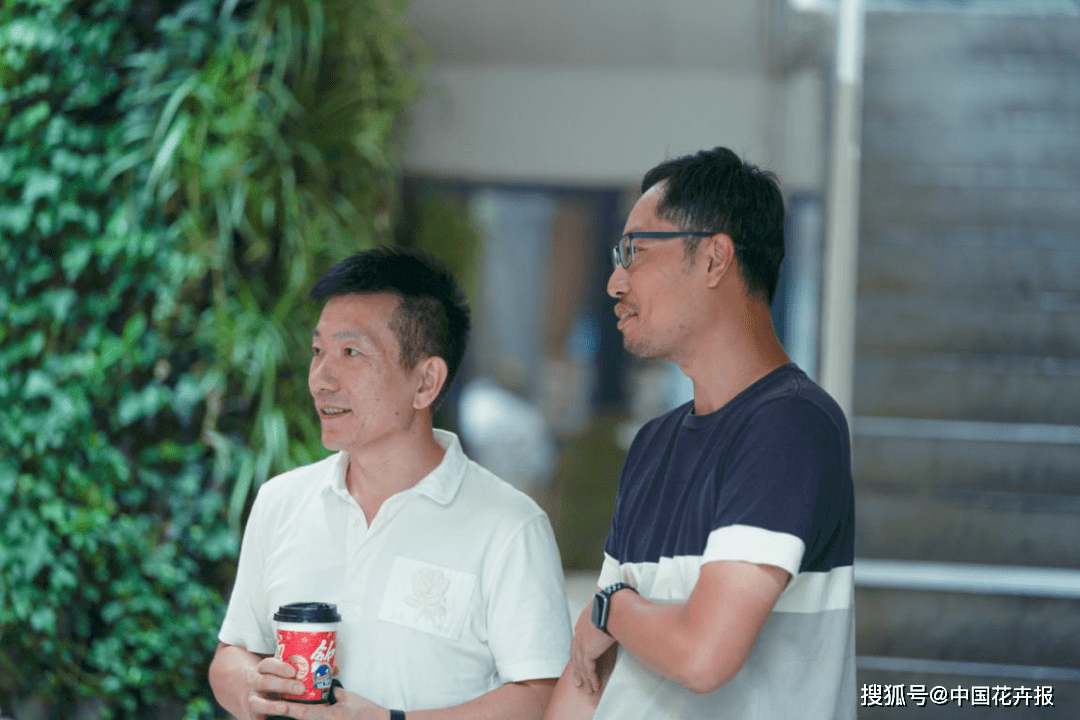 李诚与绿创意负责人林子健(右一)交流