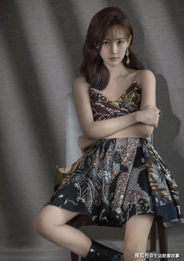 李一桐骨感身材过于壮观,抹胸衣凹陷的"美人鱼",身形足占优势