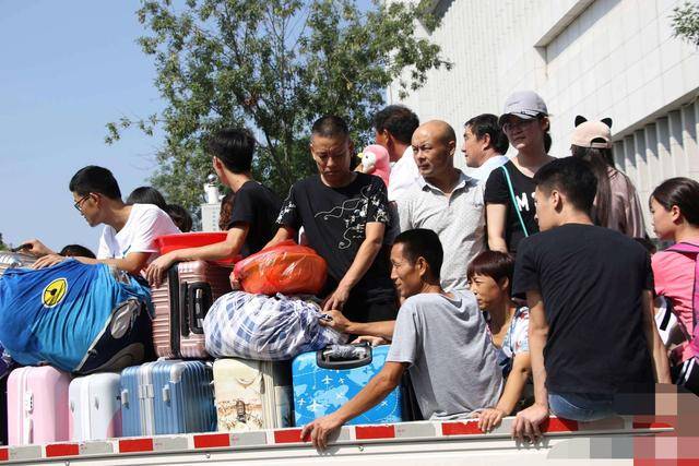 被子|新生报到，被子是自己带还是去学校买现成的？听听过来人怎么说