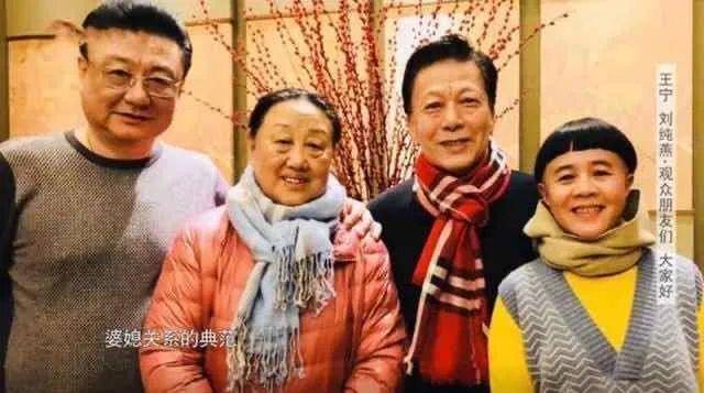 央视老主持聚会，金龟子王宁发福显老态，朱时