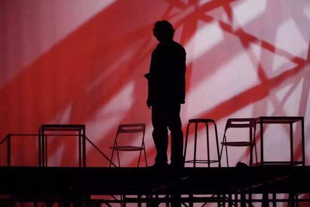 孟京辉|孟京辉话剧《茶馆》演出过程中，被观众砸场子事件始末