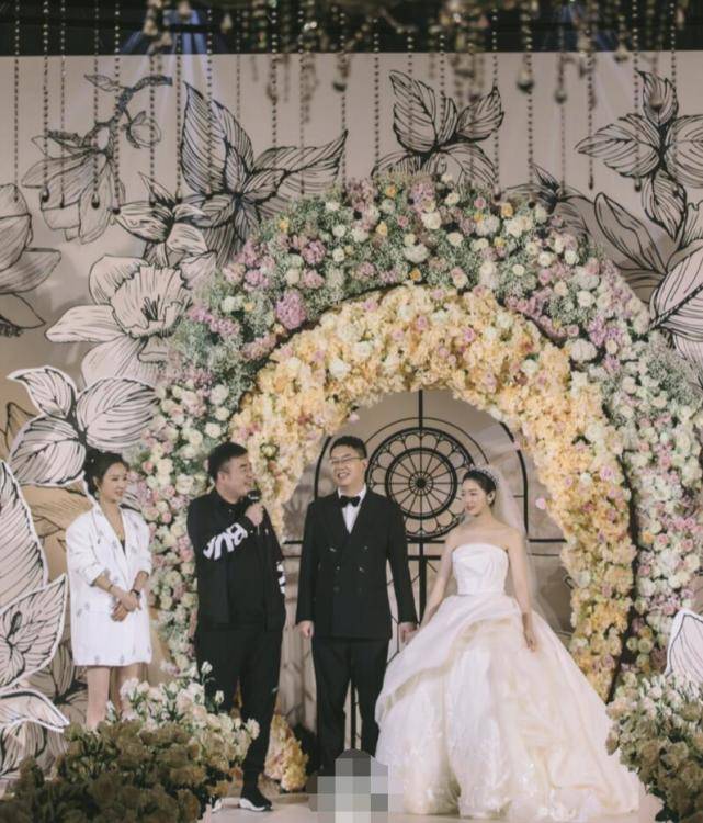 薇娅经纪人大婚，夫妻俩担任证婚人盛装出席，