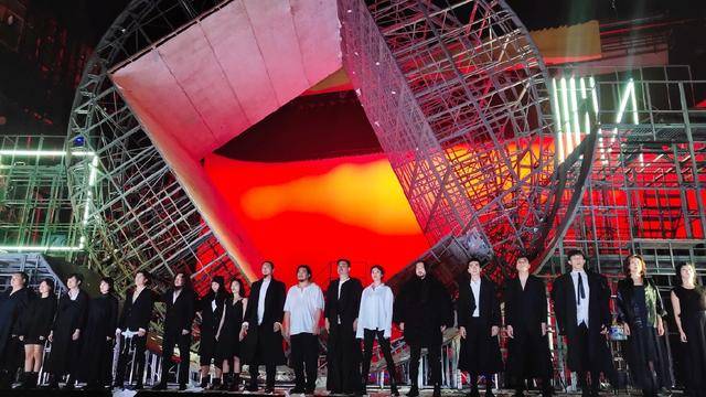 孟京辉|孟京辉话剧《茶馆》演出过程中，被观众砸场子事件始末