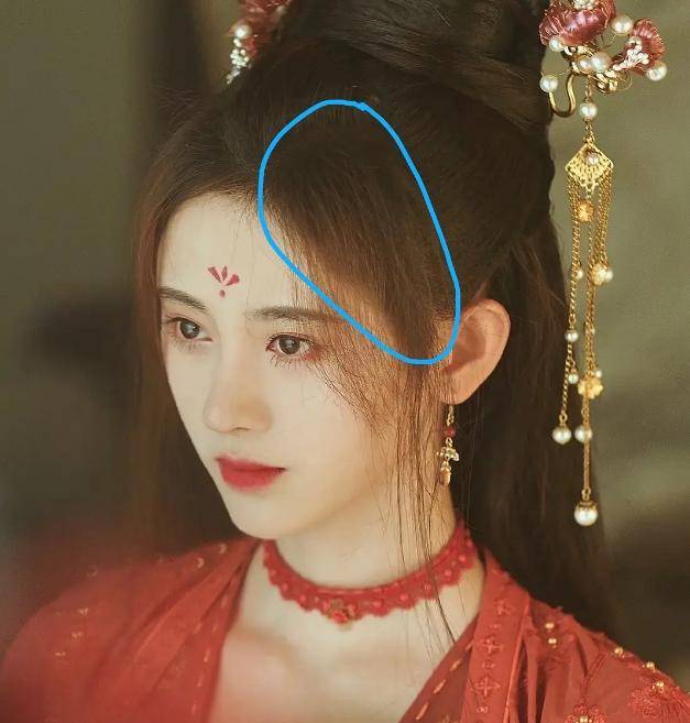 沥青|鞠婧祎新戏狂抹发际线粉，被嘲像涂了沥青，P掉以后秃头明显