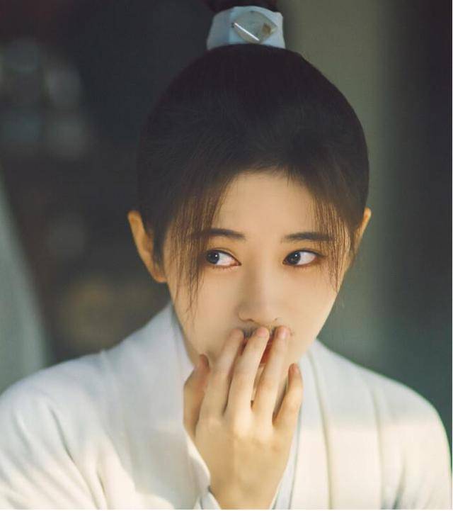 沥青|鞠婧祎新戏狂抹发际线粉，被嘲像涂了沥青，P掉以后秃头明显