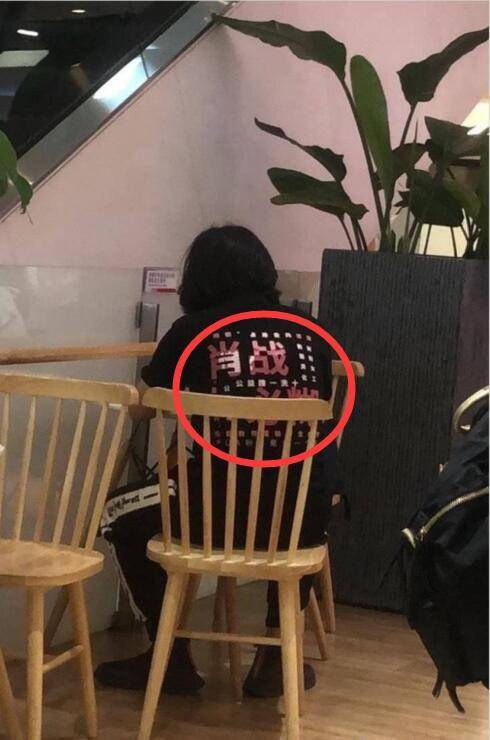 扎心！227粉丝商场下班前偷偷涂鸦肖战签名墙，