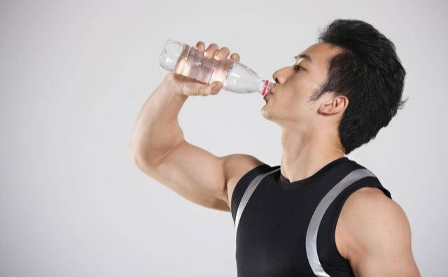 代谢|水喝多了，真的会得尿毒症吗？看看医学专家怎么说