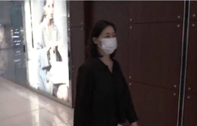 李嘉诚女友与闺蜜何超琼难得同框，两位百亿富