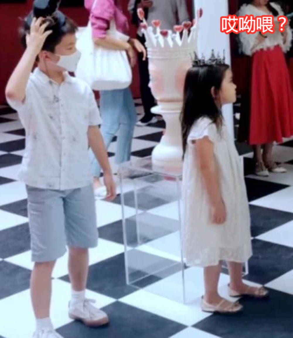 原创霍思燕女儿“哎呦喂”再添实锤？杜江全家出游，嗯哼妹妹疑现身