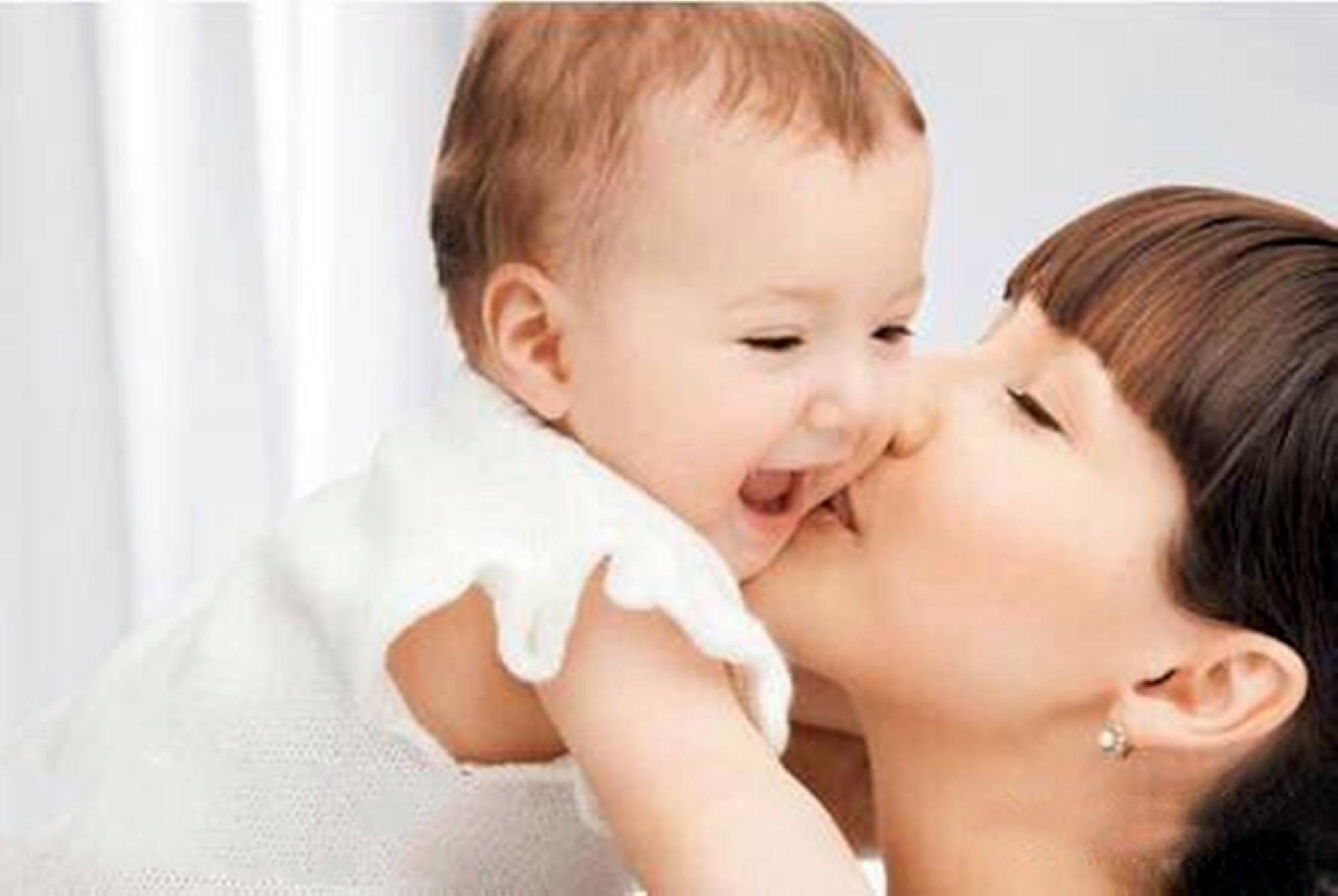 孩子|8岁女孩被父母亲吻患罕见疾病，爱超过范围就是伤害带娃无小事