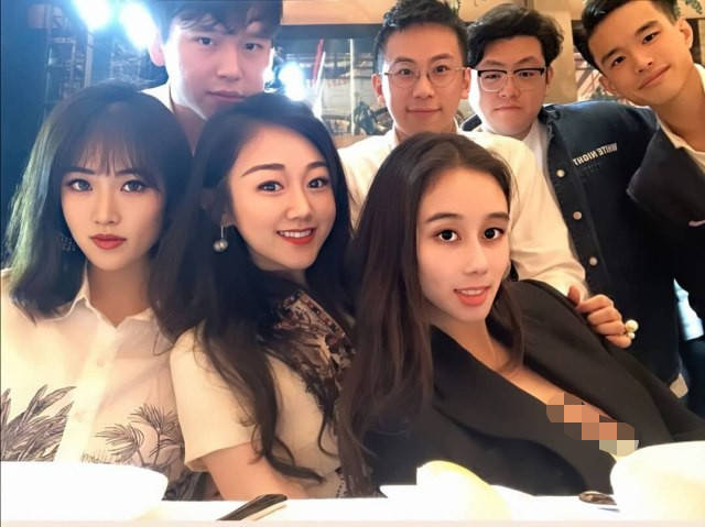 李嘉诚女友与闺蜜何超琼难得同框，两位百亿富