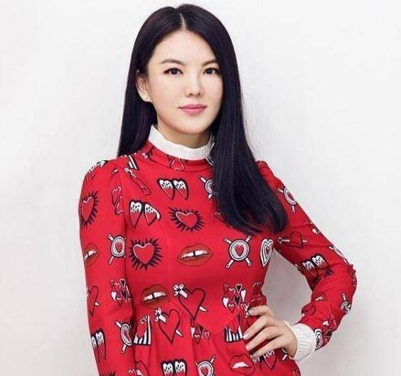 王岳伦与白衣美女暧昧不清!作为妻子的李湘该如何回应