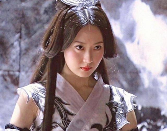 34岁白冰现身直播,生图堪比精修照,难怪她自曝从不用美颜滤镜