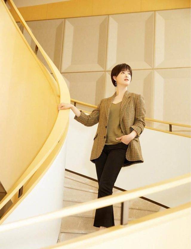 蒋欣|蒋欣真是个时髦精，穿＂皱褶衣+褶皱裤＂，时尚遮肉超显瘦！