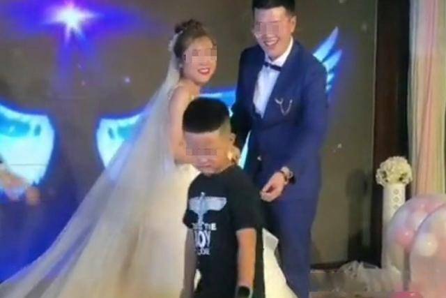 原创弟弟出席姐姐结婚，结果全程摆着臭脸，下台时一副生无可恋的样子