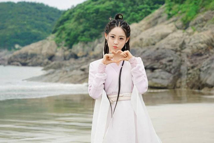 内衣|祝绪丹代言某运动品牌，内衣外露显身材，曾“一字马”垫7块砖