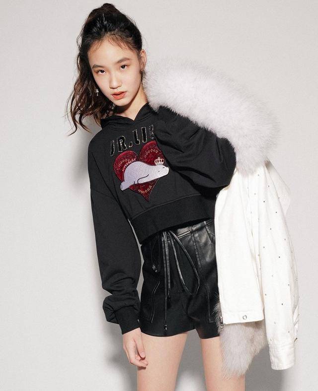 好身材|小s二女儿拍大片秀好身材，Lily笑容甜美曾被称为女版易烊千玺