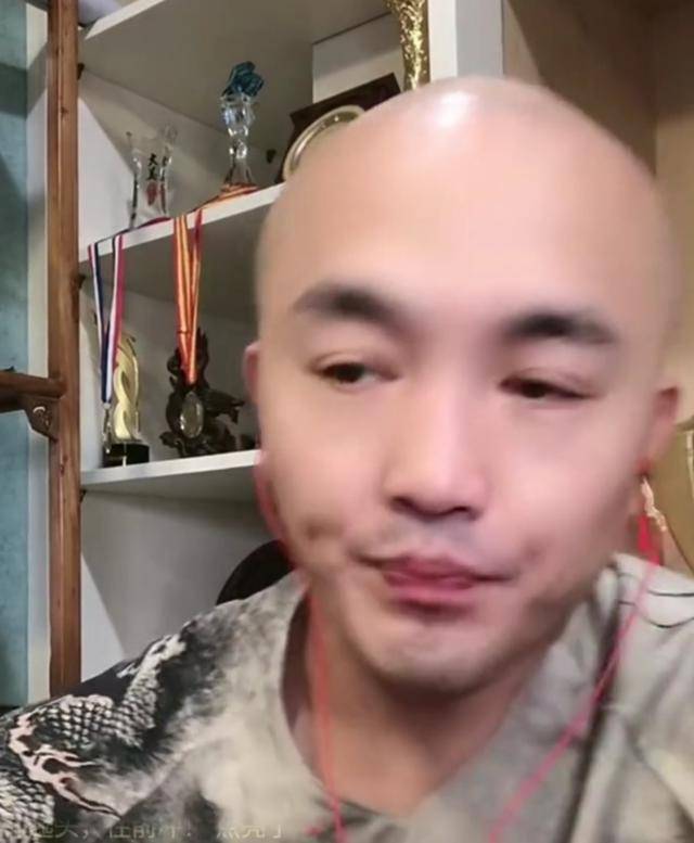 质疑|原创网友质疑著名作家是人妖跟一龙关系不一般，一龙：我跟他没关系